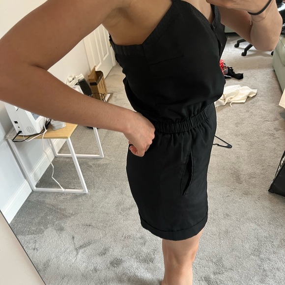 Black BCBG romper short pants jumpsuit with low back detail and pockets size 4 - Picture 14 of 14